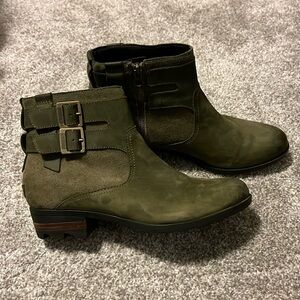 Sorel hunter green side zip ankle boots